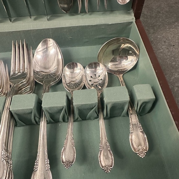 57 Piece Cutlery Old World Very Vintage 1847 Rogers Bros. Remembrance Collection - Picture 5 of 12